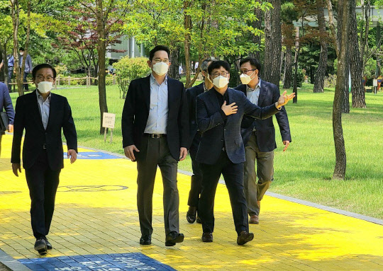 이재용(왼쪽 두번째) 삼성전자 부회장이 19일 삼성전자 반도체 미래전략과 사업장 환경안전 로드맵을 점검하기 위해 경기도 화성에 위치한 반도체 연구소를 방문해 현장을 둘러보고 있다. [삼성전자 제공]